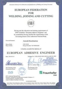 Diploma European Adhesive Engineer (DVS®/EWF 3309) van Arnold Knottnerus, coordinator en trainer van de Nederlandstalige EAB en EAS opleidingen