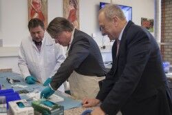 King's Commissionar Wim van de Donk and Mayor Jan Boelhouwer applying adhesives in the laboratory. January 2016